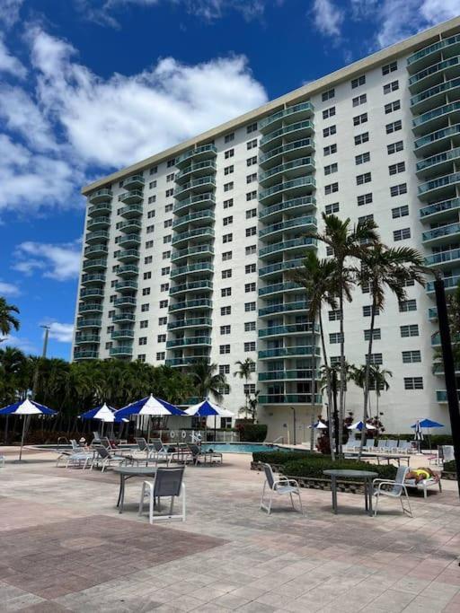 Sunny Isles Beach Spacious Apartment ภายนอก รูปภาพ